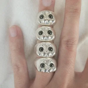 Wearing four Ploop seal rings on the same finger is like a group of little seals stacked together