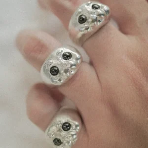 The round seal head and black zircon eyes on the woman's finger are visible through the 925 silver Ploop seal ring.