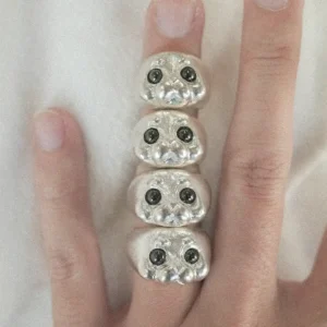 Wearing four Ploop seal rings on the same finger is like a group of little seals stacked together
