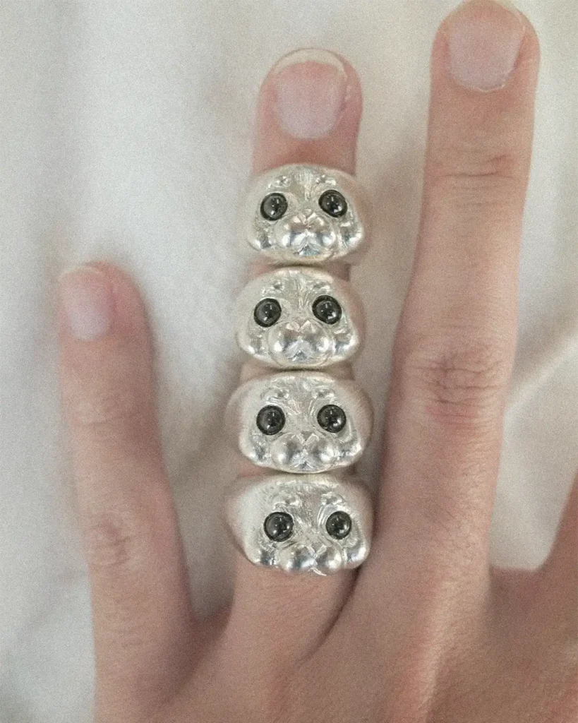 Wearing four Ploop seal rings on the same finger is like a group of little seals stacked together
