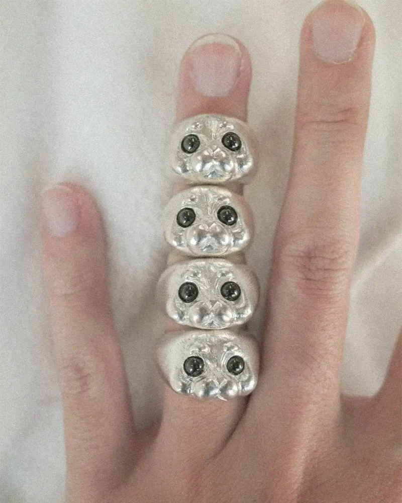 Wearing four Ploop seal rings on the same finger is like a group of little seals stacked together