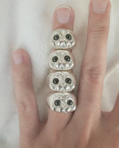Wearing four Ploop seal rings on the same finger is like a group of little seals stacked together