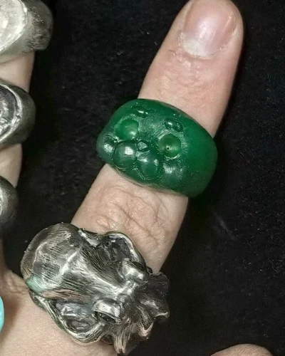The wax model of the Ploop seal ring is worn on the hand