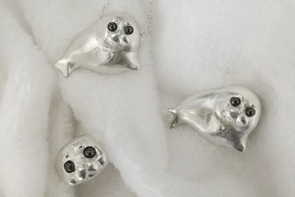 The Ploop series seal jewelry set is placed on an uneven white blanket